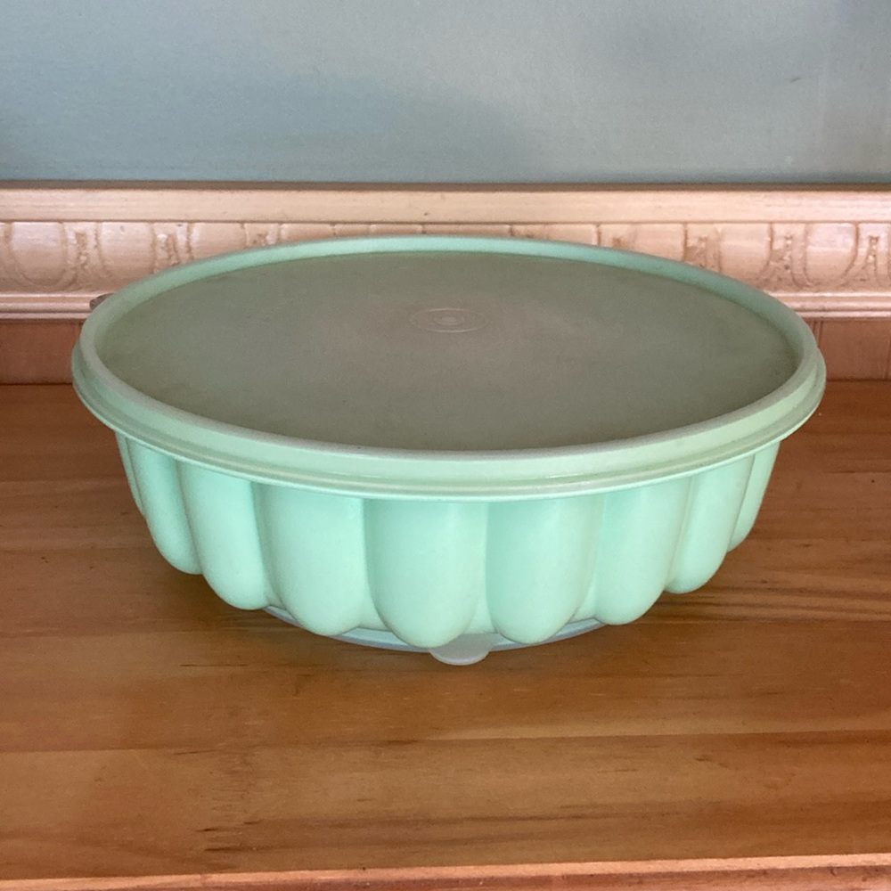 Vintage Tupperware jadite jello mold with lid